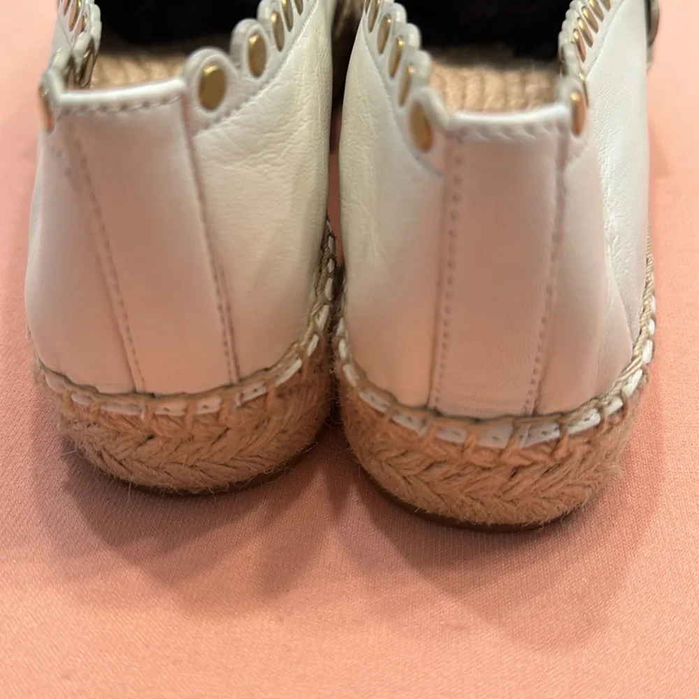New Tory Burch Leather,Gold Embellish Ivory Shoe. Size 8.5.